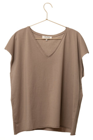 Tee-shirt ROCKY V Suny Taupe en coton bio certifié GOTS, col V, coupe loose/oversize, bords francs roulottés, jersey 160 g/m²