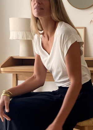 T-shirt suny basique femme col V coton et lin biologique coupe droite fabrication ecoresponsable blanc cassé