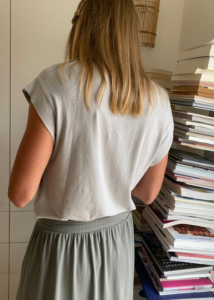 T-shirt basique femme col V coton et lin biologique coupe droite fabrication ecoresponsable gris clair, gris doux, gris perle, gris souris