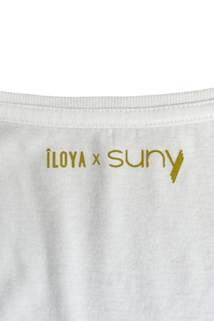 Tee-shirt Relax V Suny en coton bio blanc col V plongeant, épaules dégagées, coupe droite