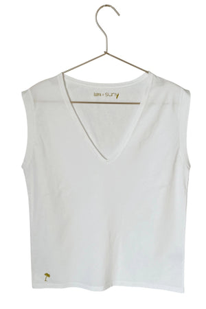 Tee-shirt Relax V Suny en coton bio blanc col V plongeant, épaules dégagées, coupe droite