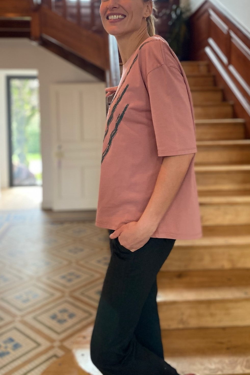 T shirt femme col rond evase manche courte coton bio souple forme loose rose print graphique suny