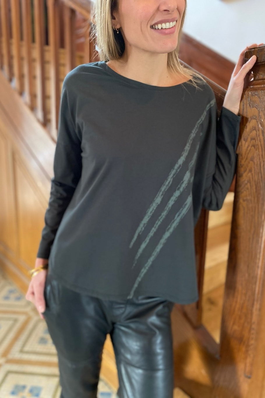  shirt femme col rond evase manche longue coton bio souple forme oversize noir print graphique suny