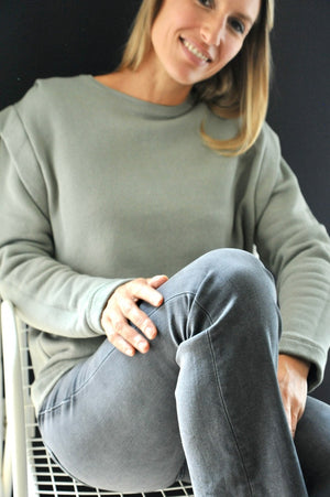 Britt sweat shirt teint en pièce écologique épaulette femme éthique gris kaki