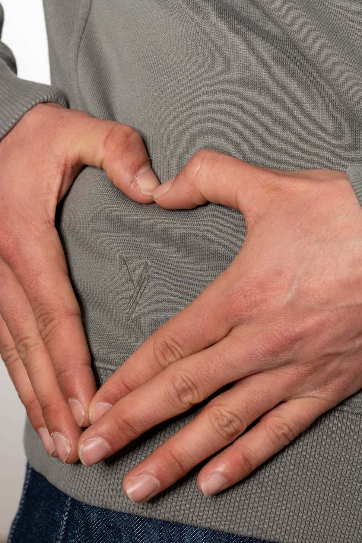 Sweat shirt basique homme coupe droite manche longue et bord-côte aux poignets et bas de corps capuche coton biologique certifié GOTS molleton gris kaki, gris, kaki, vert doux, gris vert 