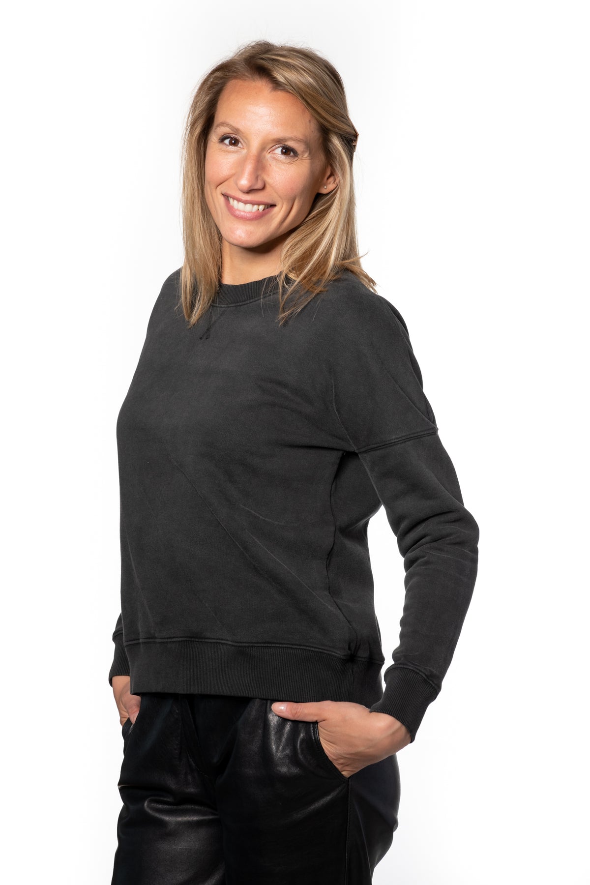 Sweat basique pour femme col rond manche longue manche tombante coton biologique certifié GOTS molleton noir vieilli, noir délavé, noir fade out, noir gris