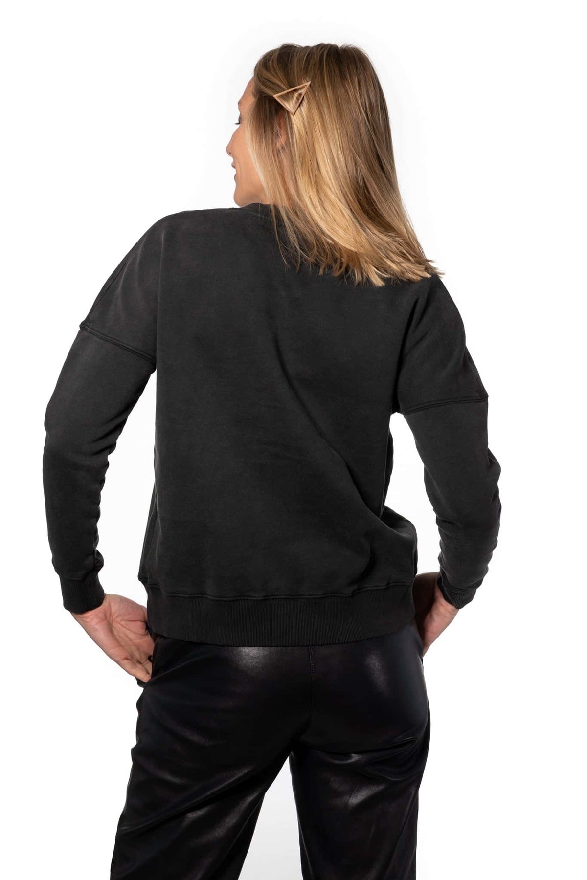 Sweat basique pour femme col rond manche longue manche tombante coton biologique certifié GOTS molleton noir vieilli, noir délavé, noir fade out, noir gris