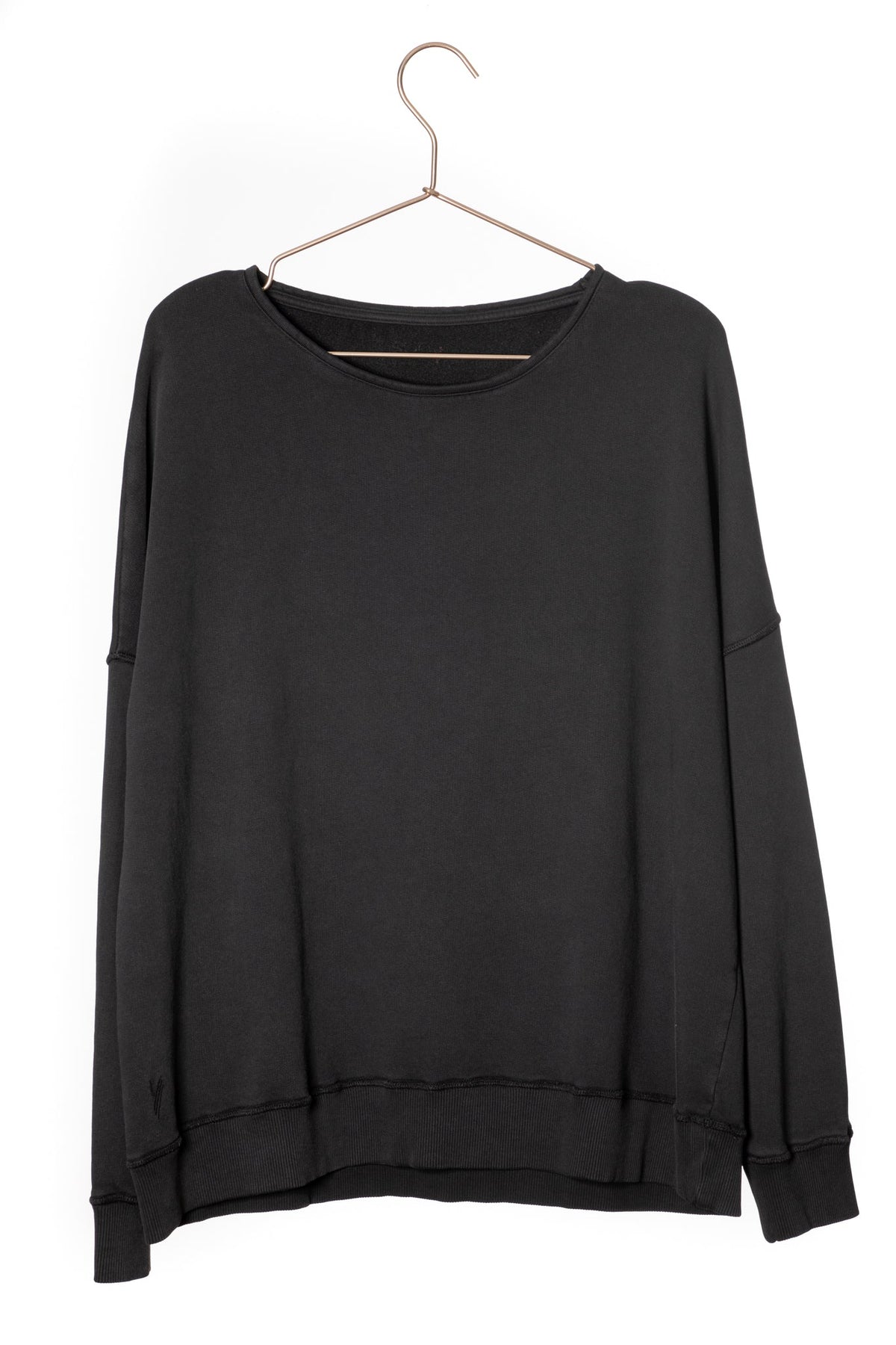 Sweat basique pour femme oversize col rond évasé manche longue manche tombante fade out vieillie bio coton biologique certifié GOTS molleton noir vieilli 