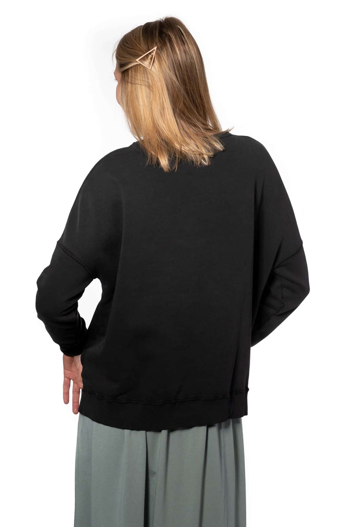 Sweat basique pour femme oversize col rond évasé manche longue manche tombante fade out vieillie bio coton biologique certifié GOTS molleton noir vieilli