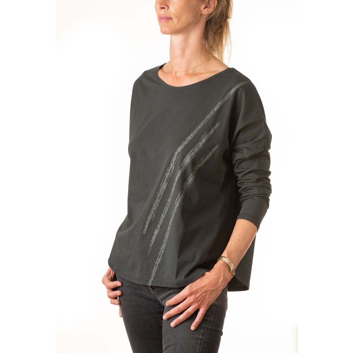  shirt femme col rond evase manche longue coton bio souple forme oversize noir print graphique suny