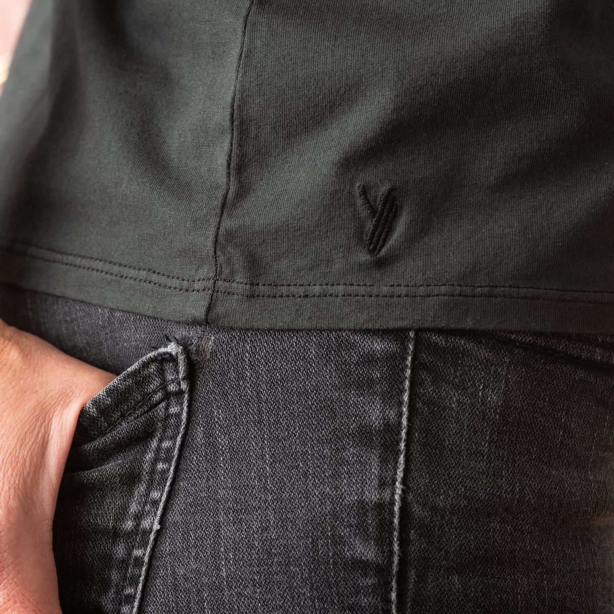 T shirt femme col V manche longue coton bio souple forme ajustée noir uni winter V suny