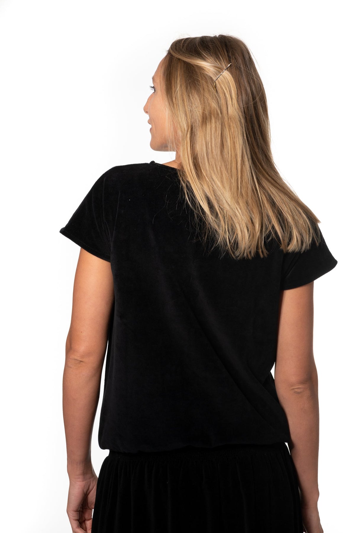 Tee shirt femme à manche courte forme ajustée droite et resserrée en bas de corps, col V Suny en velours bio GOTS et eco responsable noir