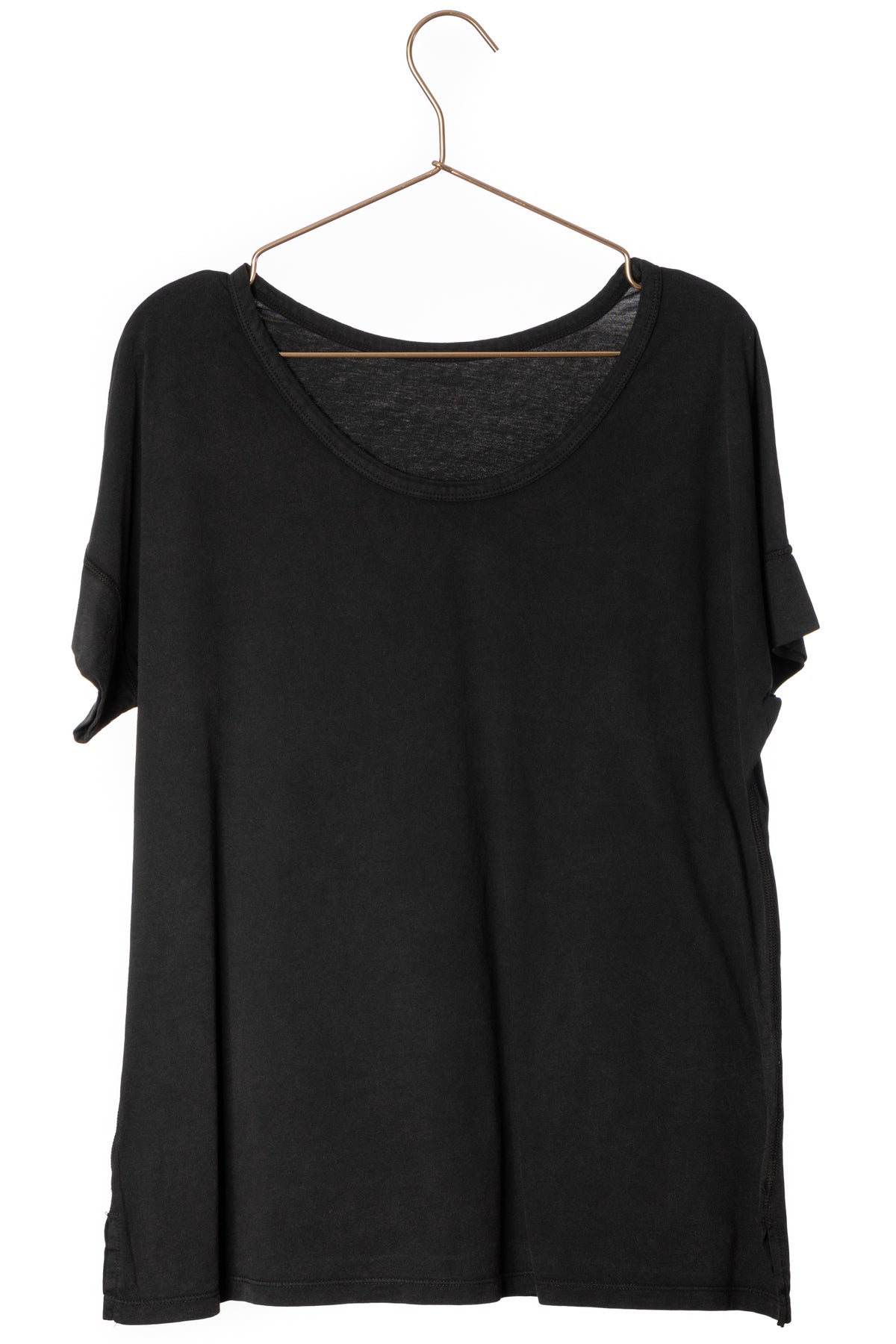 Tee shirt femme manche courte au coude ample et oversize, fente en bas de corps en coton bio GOTS, col arrondi et évasé noir vieilli, noir délavé, noir fade out, noir gris