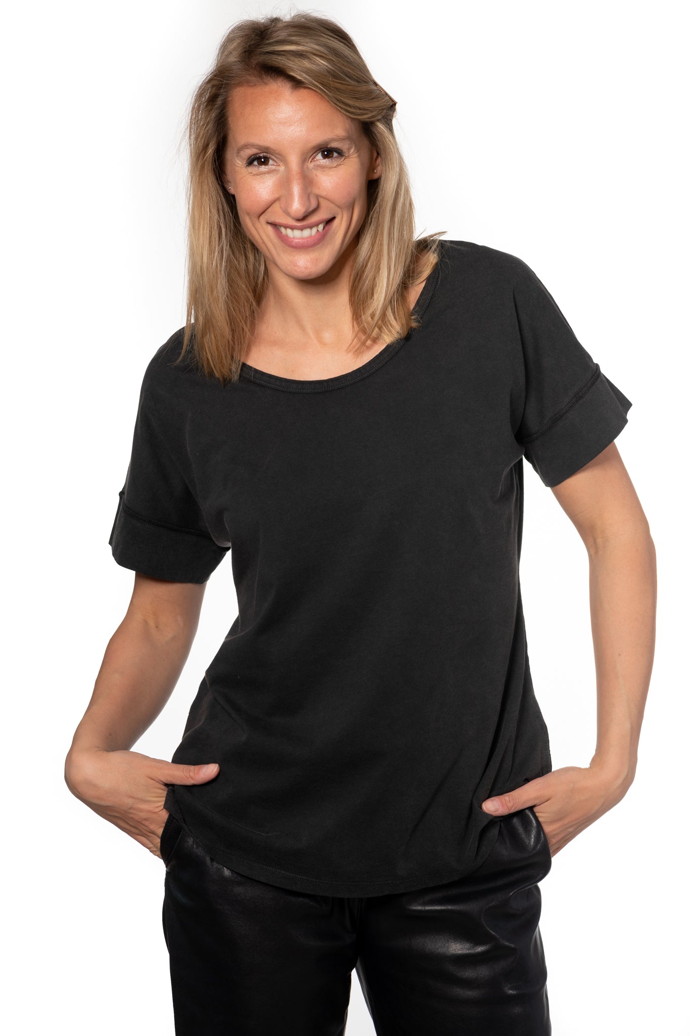 Tee shirt femme manche courte au coude ample et oversize, fente en bas de corps en coton bio GOTS, col arrondi et évasé noir vieilli, noir délavé, noir fade out, noir gris