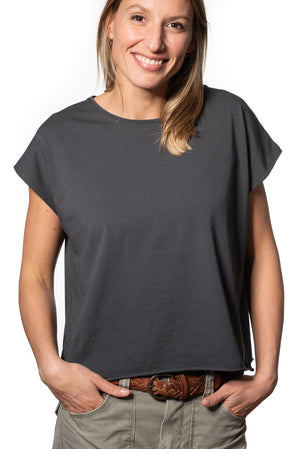 Tee shirt femme oversize col rond encolure ronde manche courte coupé bord franc pour un look rock en coton jersey bio de couleur anthracite gris foncé noir délavé GOTS et eco responsable