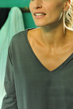 T shirt femme col V manche longue coton bio souple forme oversize anthracite uni wide suny V