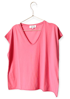 Tee shirt femme oversize col V manche courte coupé bord franc pour un look rock en coton jersey bio de couleur rose framboise GOTS et eco responsable