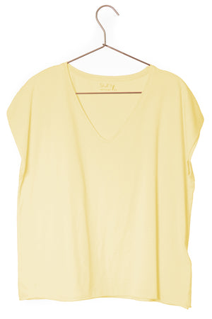 Tee shirt femme oversize col V manche courte coupé bord franc pour un look rock en coton jersey bio de couleur jaune paille GOTS et eco responsable