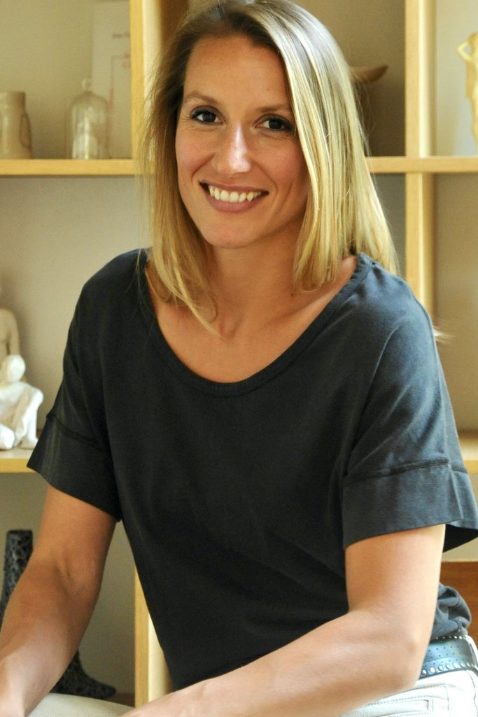 Tee shirt femme manche courte au coude ample et oversize, fente en bas de corps en coton bio GOTS, col arrondi et évasé noir vieilli, noir délavé, noir fade out, noir gris