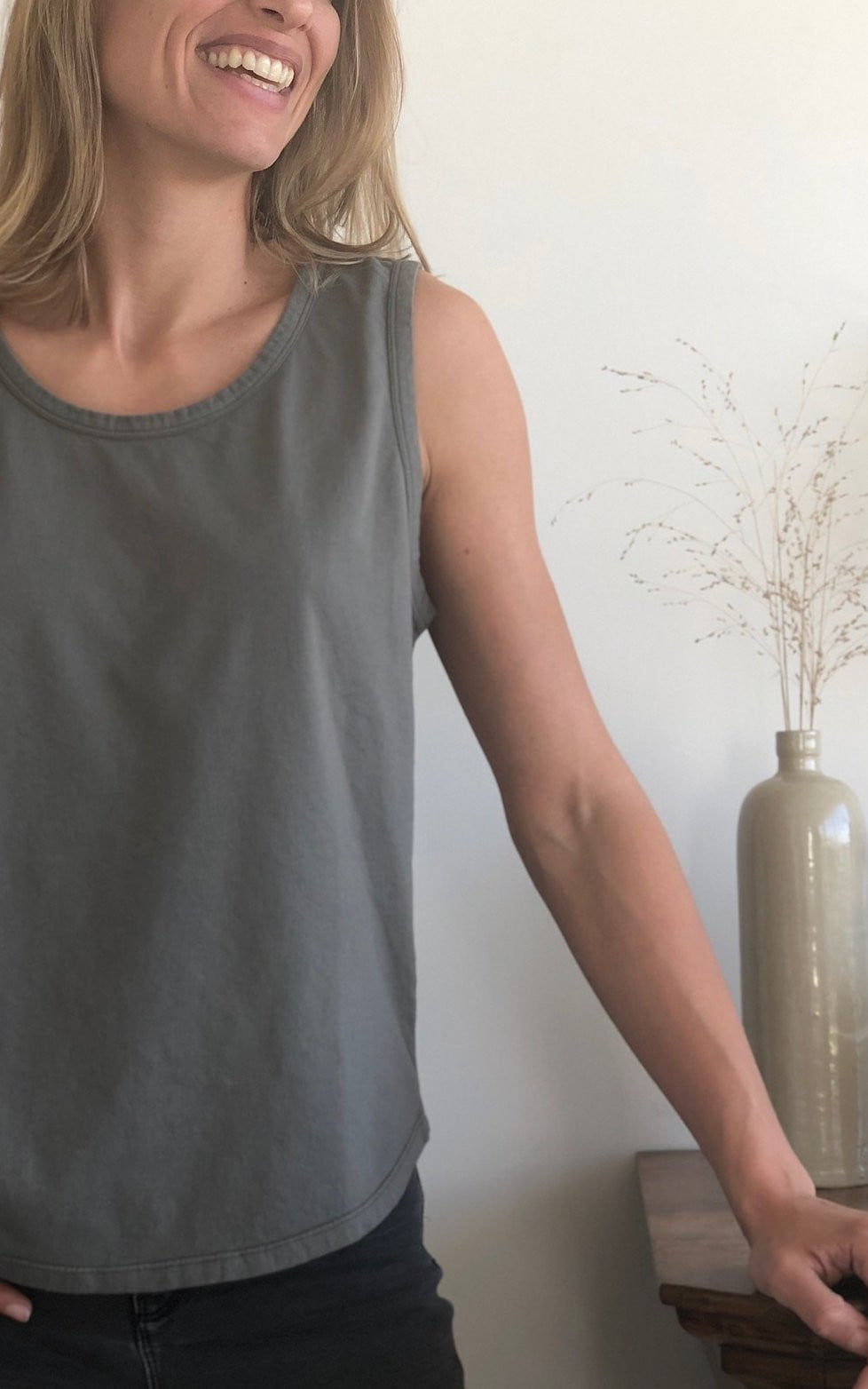 T shirt coton bio eco responsable femme debardeur col rond evase forme ajustée gris kaki marcel suny